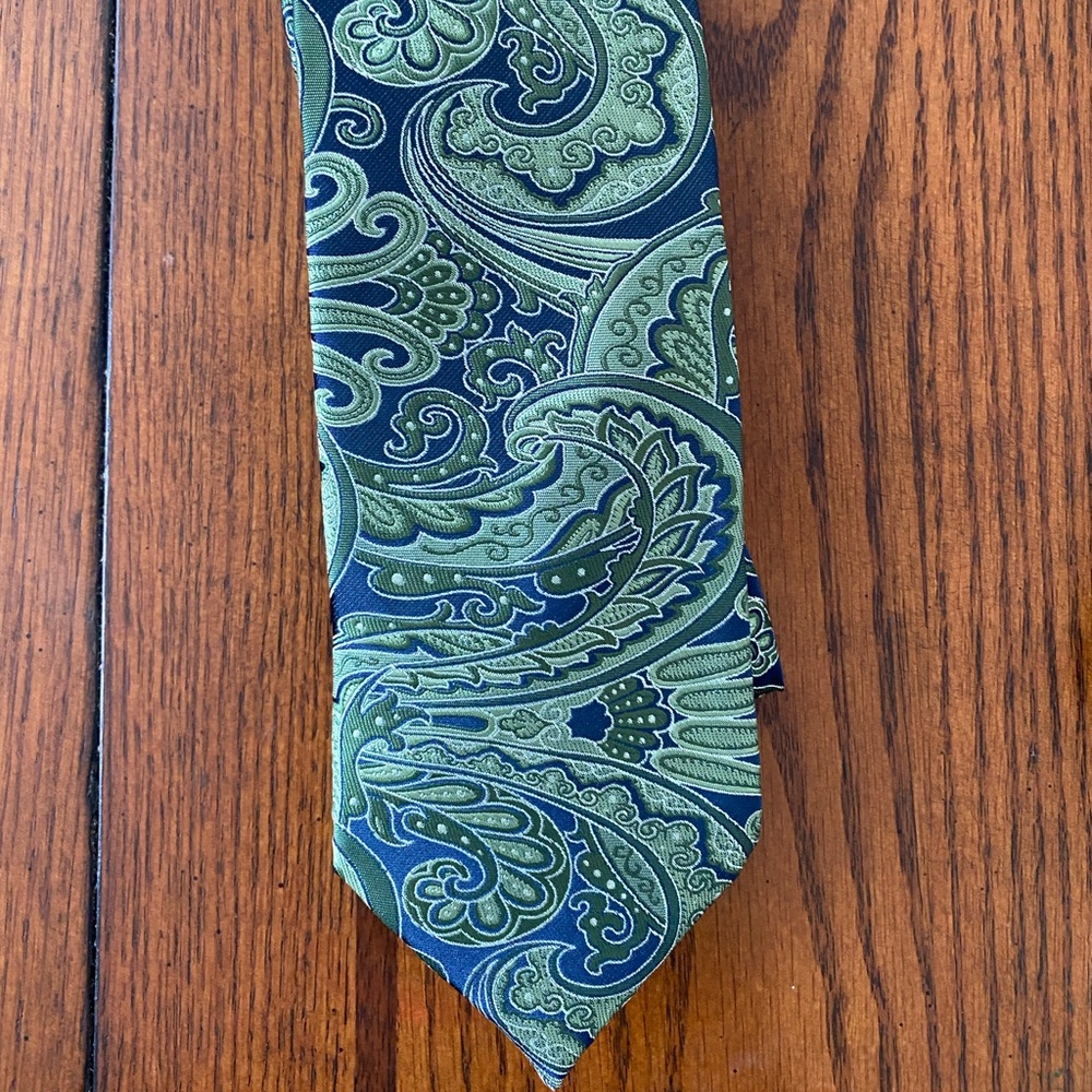 Beautiful multicolored Adolfo tie